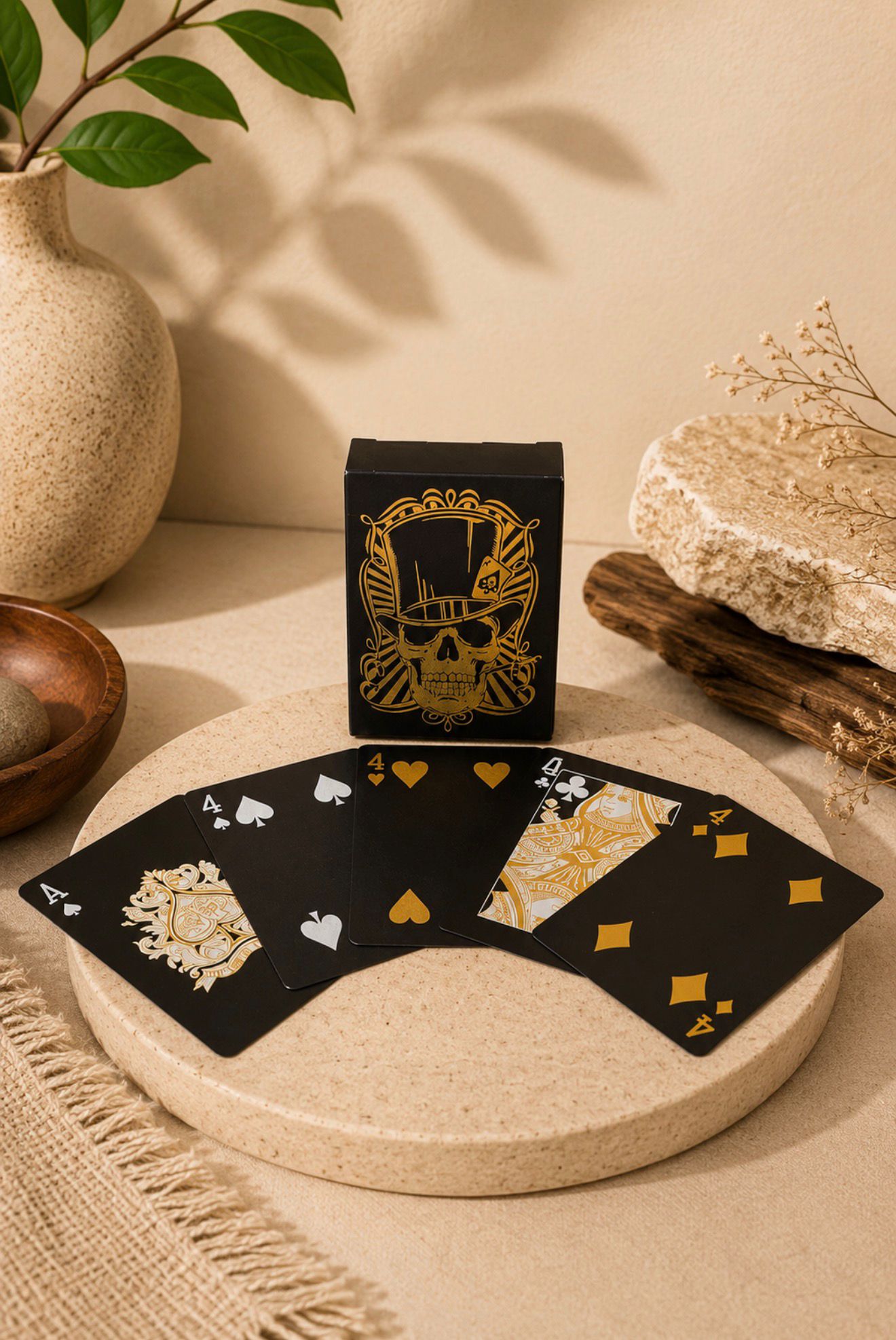 Schwarz-goldenes Totenkopf-Kartenspiel