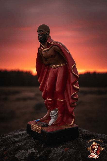 Exu Marabô de lado pôr do sol