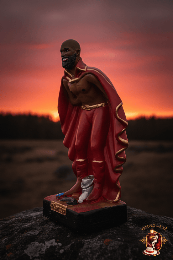 Exu Marabô de lado pôr do sol
