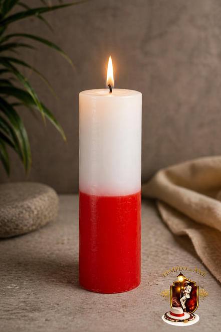 Vela branca e vermelha com logo Templo do Axé